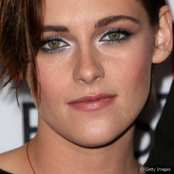 Para comparecer a uma festa, Kristen Stewart escolheu um azul claro para fazer seu esfumado e completou o visual com sombra branca no canto interno dos olhos